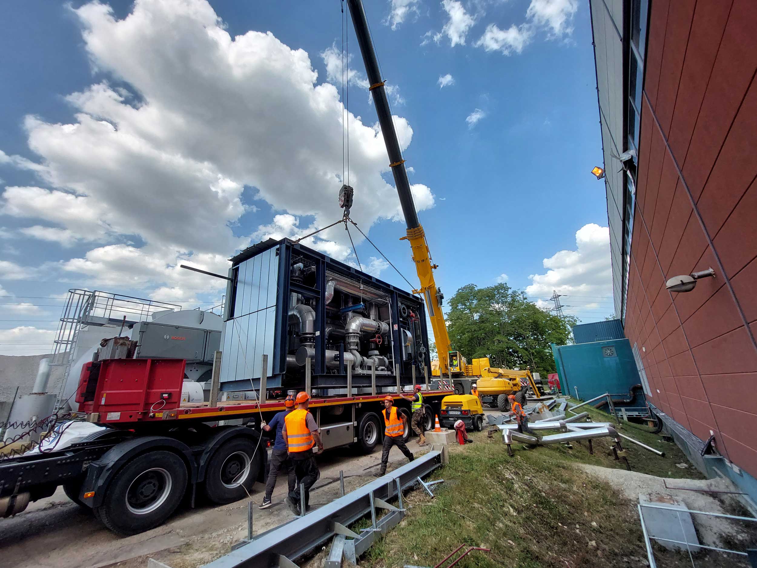 Levage lourd et manutention technique à Cergy en IDF - Eurotechnique grues mobiles 70T et 300T