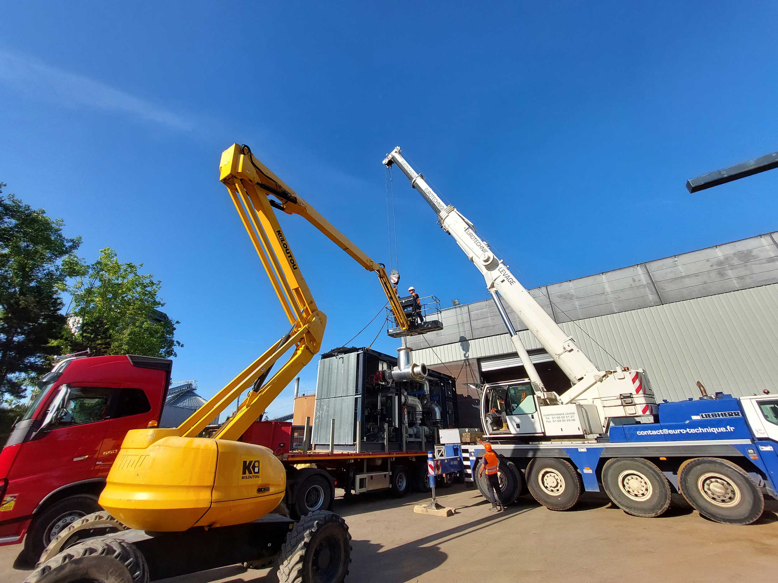 Levage lourd et manutention technique à Cergy en IDF - Eurotechnique grues mobiles 70T et 300T
