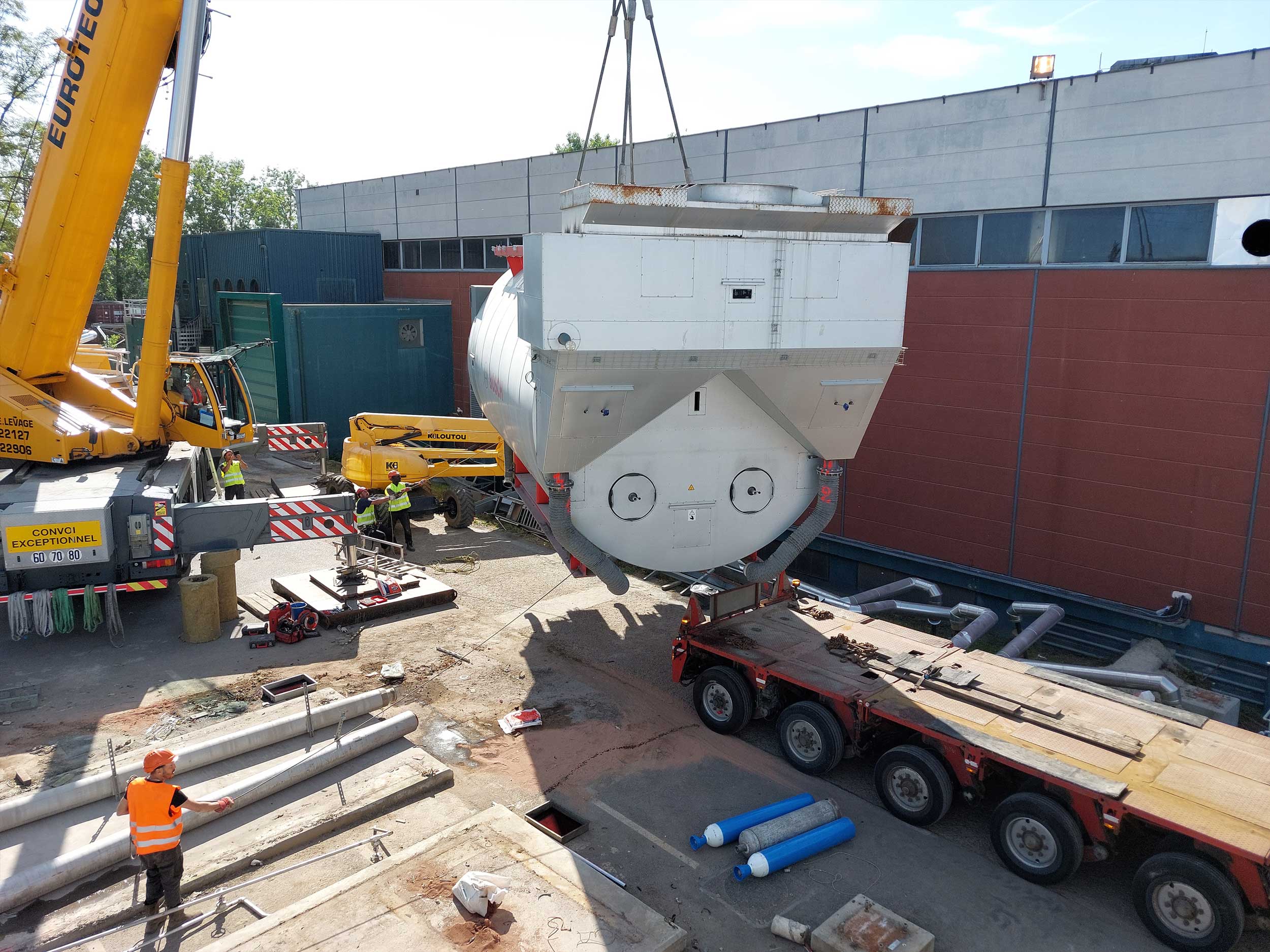Levage lourd et manutention technique à Cergy en IDF - Eurotechnique grues mobiles 70T et 300T