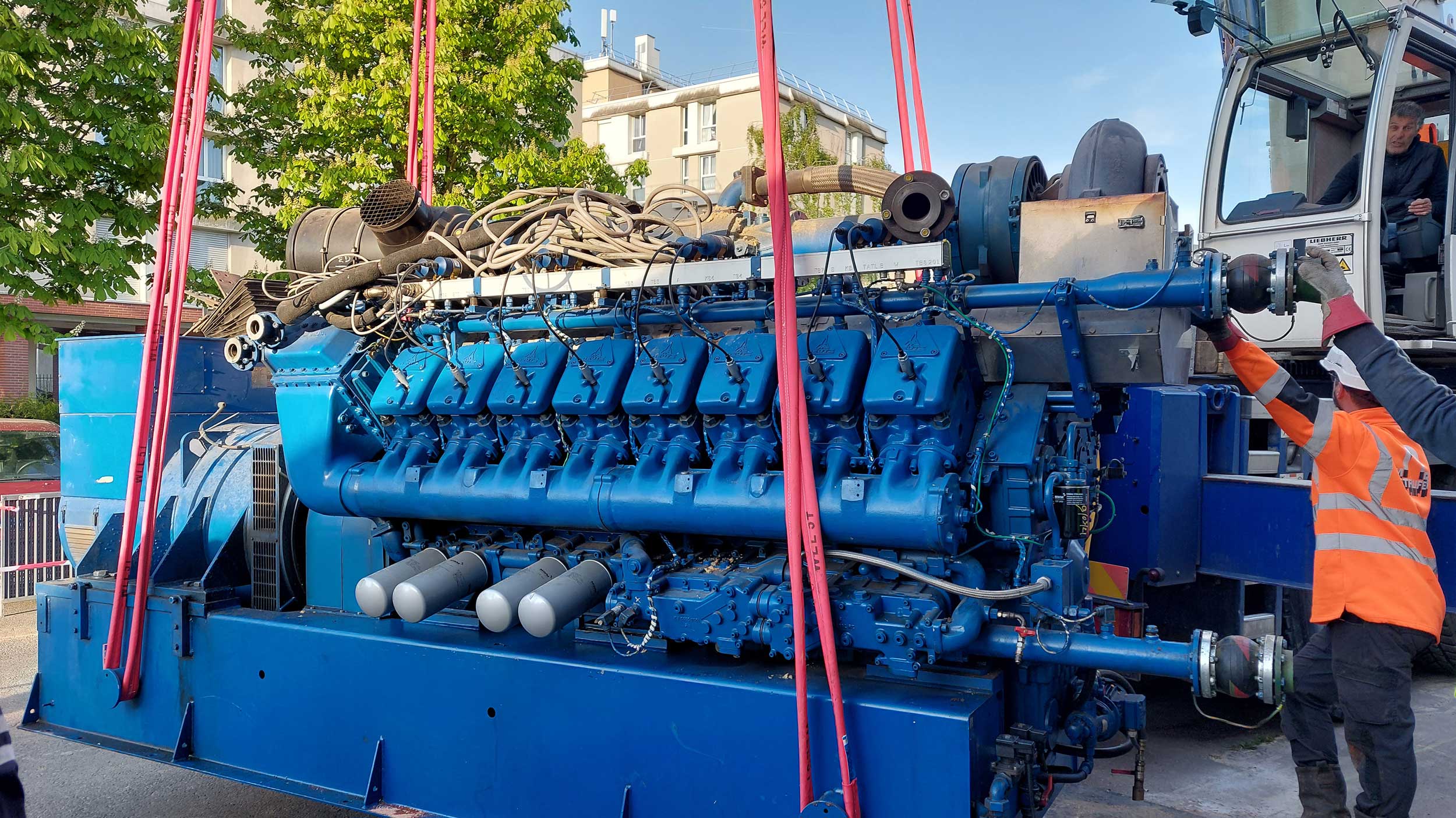levage et manutention de chaudière industrielle avec grue 70 T