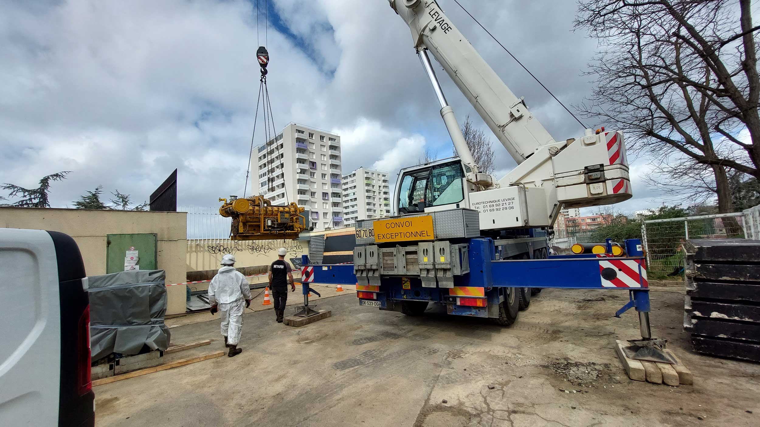 Manutention industrielle à Créteil avec grue mobile 70 T pour extraire un moteur de chaudière sur site technique contraint.