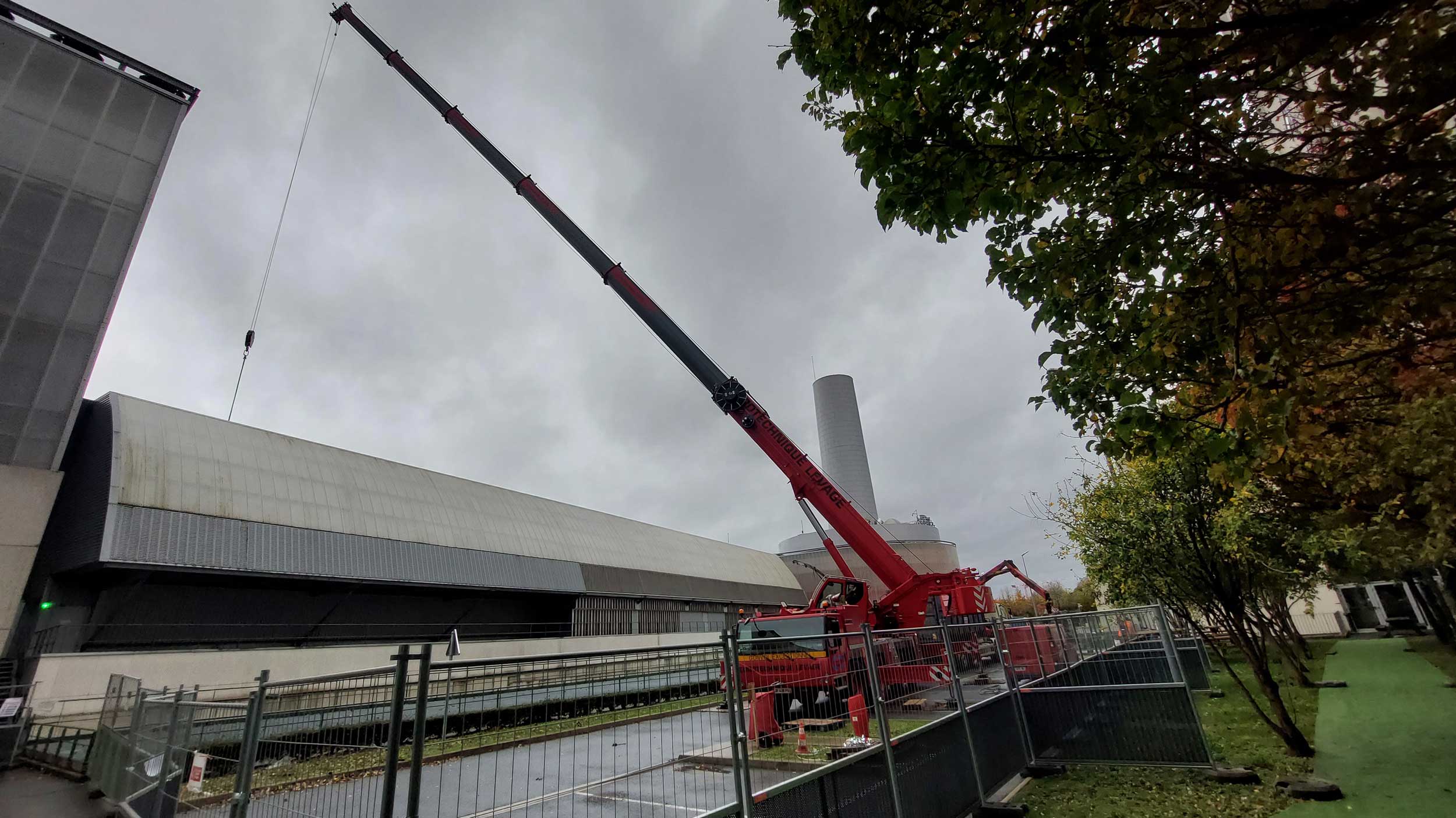 Retour sur un levage à La Défense réalisé avec une grue mobile 120 T, en portée, sur site contraint, avec calage précis et exécution maîtrisée.