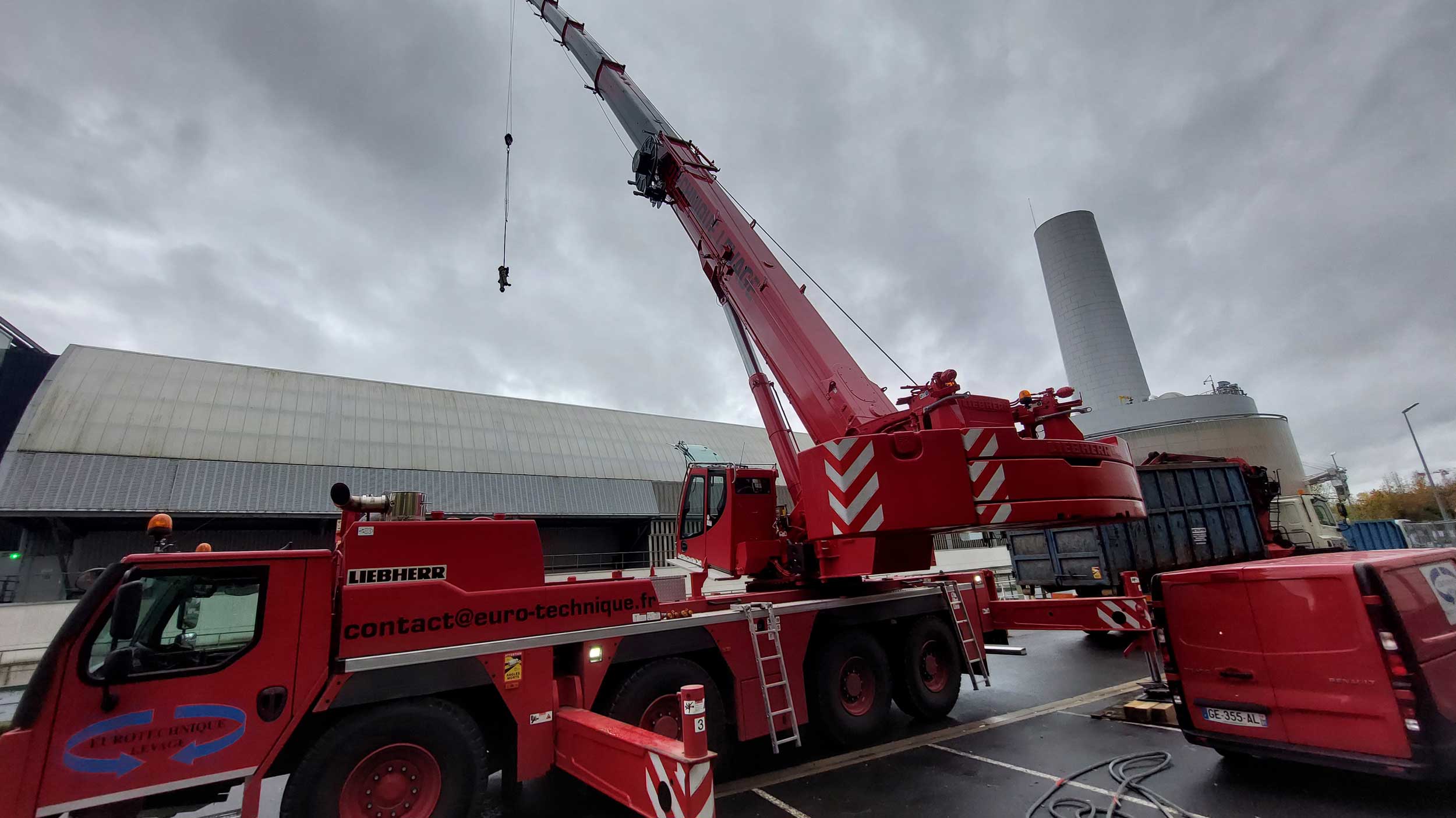 Retour sur un levage à La Défense réalisé avec une grue mobile 120 T, en portée, sur site contraint, avec calage précis et exécution maîtrisée.